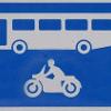 znak nakazu: motocykliści do autobusów